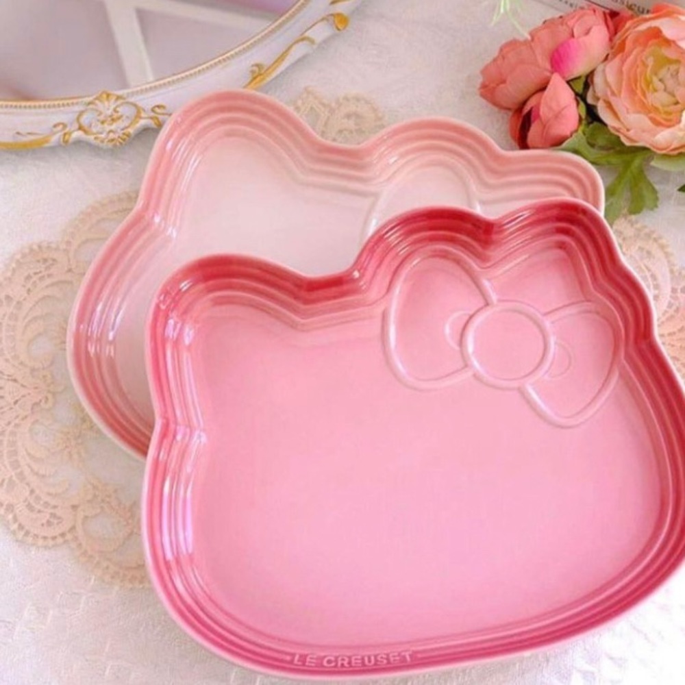Brand New Hello Kitty x Le Creuset Plates Set